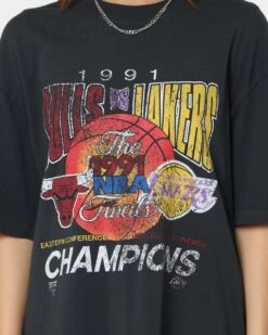 Mitchell & Ness Chicago Bulls Versus Los Angeles Lakers Finals Vintage T-Shirt Raven Black -Culture Kings Shop 02040086 YR205 womens 0030