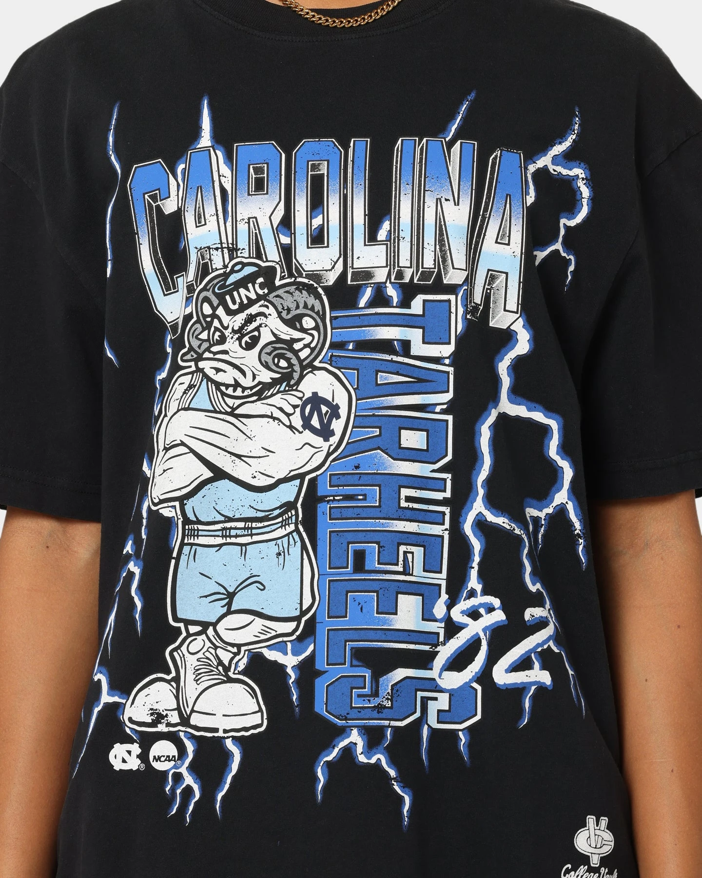 Mitchell & Ness UNC Tar Heels Lightning Vintage T-Shirt Vintage Black 5 Mitchell & Ness UNC Tar Heels Lightning Vintage T-Shirt Vintage Black - Image 3